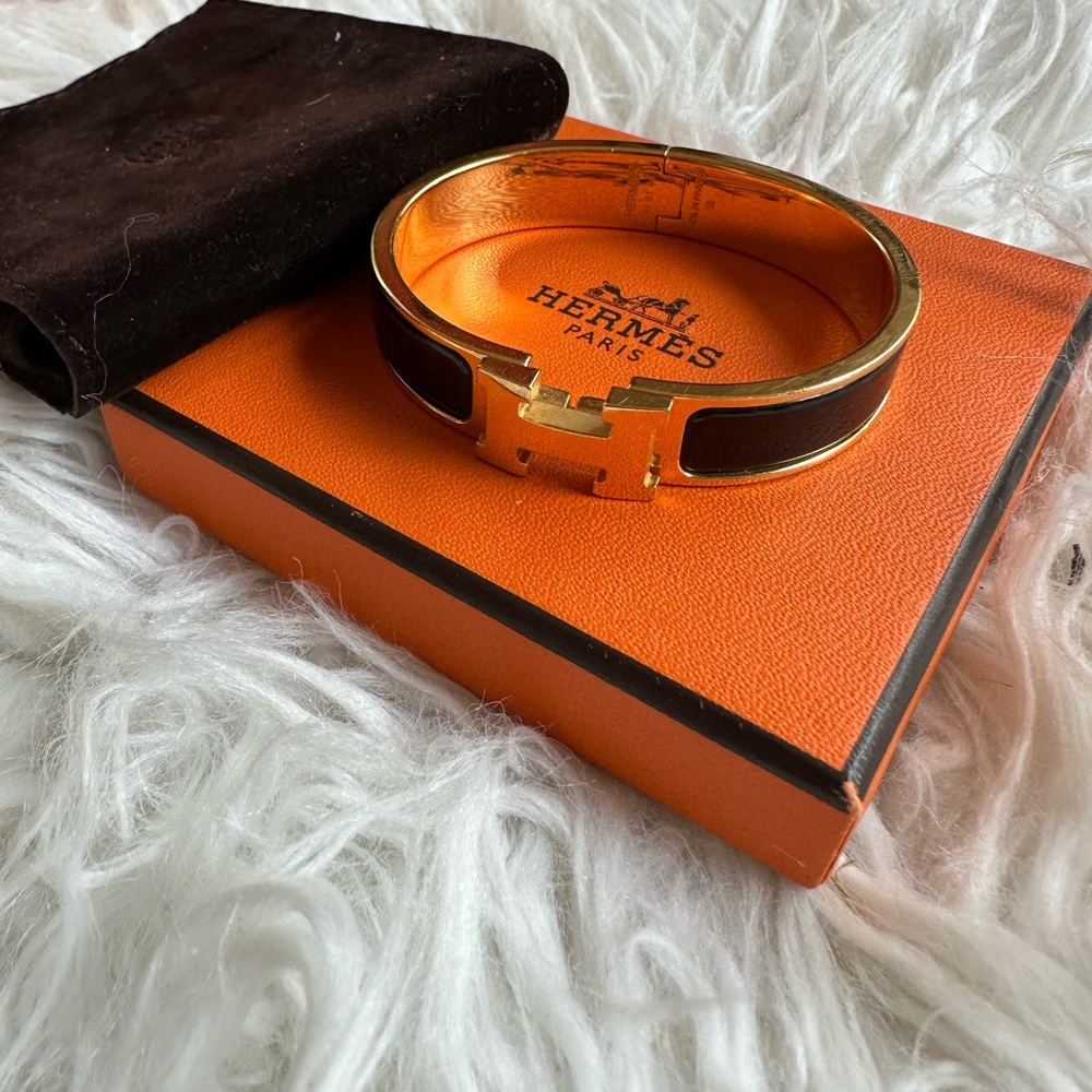 Narrow bracelet in enamel with gold-plated hardware.

Clic H bracelet